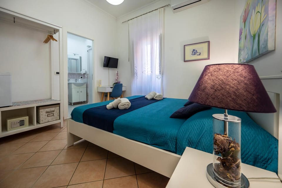 Bed, TV and multimedia, Photo of the whole room, Bedroom