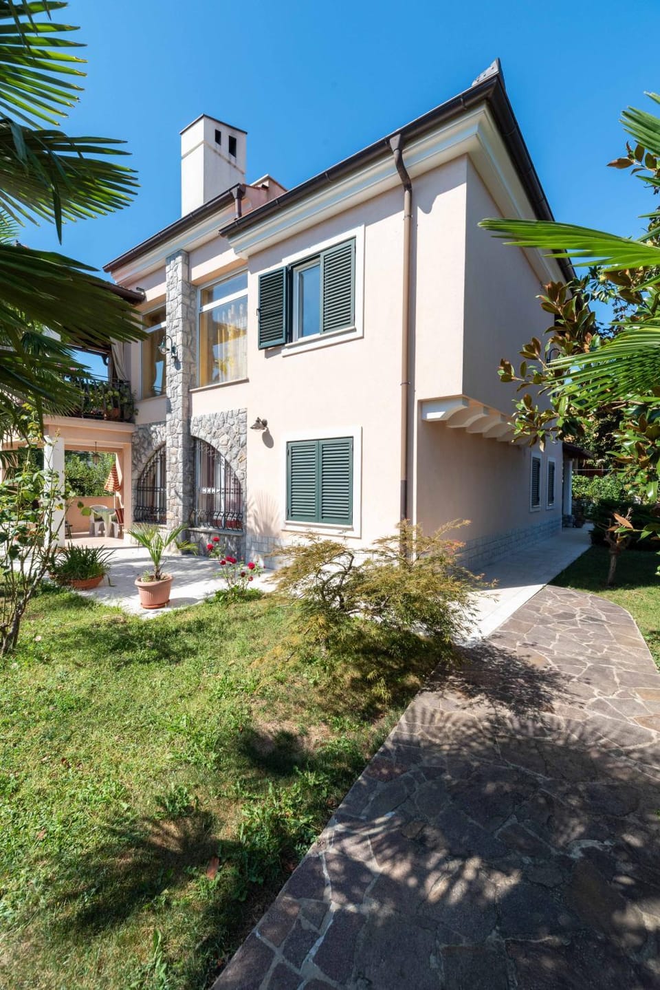 Property building, Facade/entrance, Garden