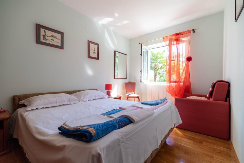 Bed, Photo of the whole room, Bedroom, Garden view