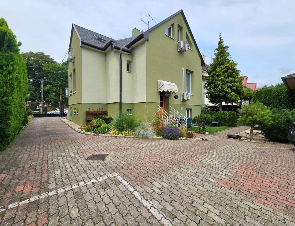 Patio, Parking