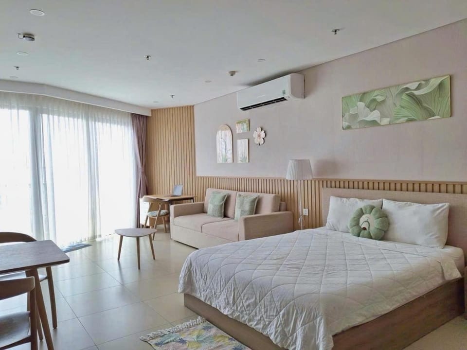 Bed, Living room, Photo of the whole room, Seating area, Bedroom, air conditioner