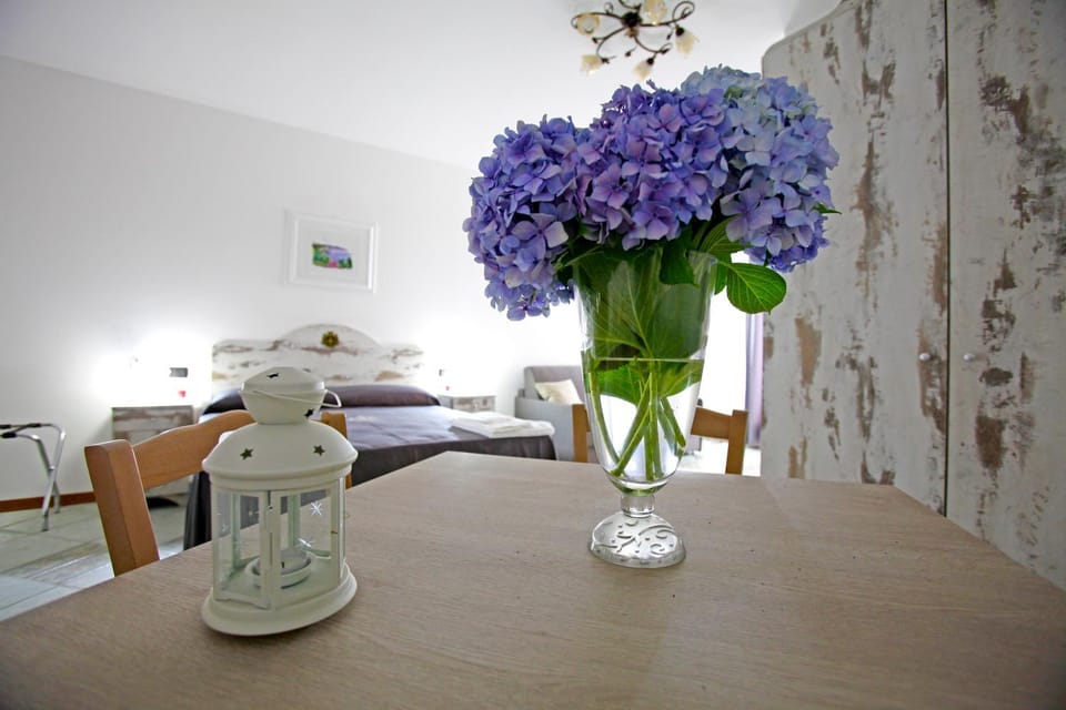 Living room, Photo of the whole room, Decorative detail, Seating area, Bedroom