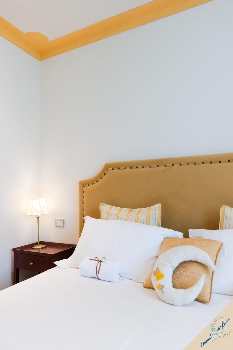 Bed, Photo of the whole room, Decorative detail, Bedroom