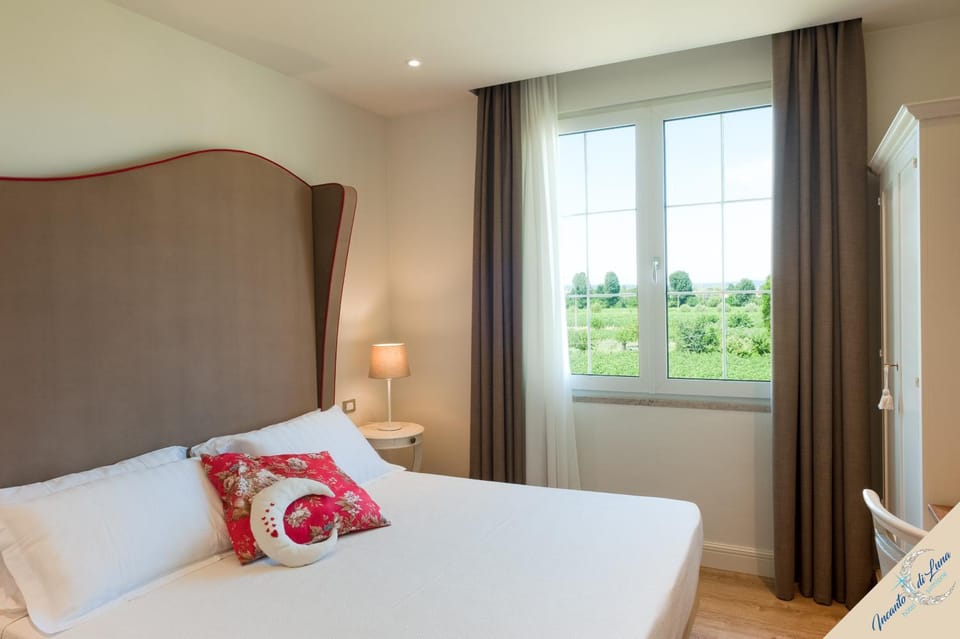 Bed, View (from property/room), Photo of the whole room, Decorative detail, Bedroom