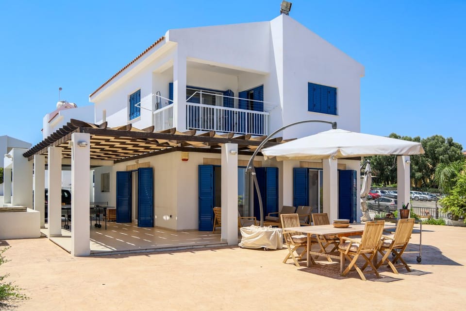 Property building, People, Bird's eye view, BBQ facilities, Fishing, Garden, Table tennis, Balcony/Terrace, Lounge or bar, Beach, Windsurfing, Canoeing, Hiking, Diving, Garden view, Landmark view, Mountain view, Sea view