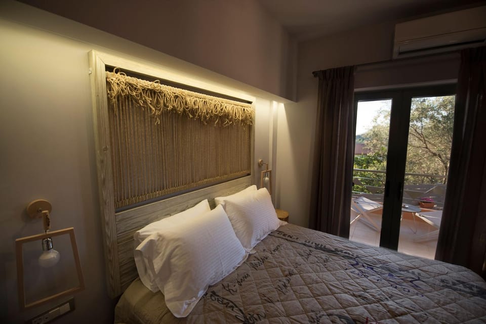 Staff, Bed, Garden, View (from property/room), Balcony/Terrace, Photo of the whole room, Guests, Garden view, Mountain view, Buffet breakfast, Drinks, Alcoholic drinks, furniture, heating, internet, room service, room service, safe, towels, air conditioner