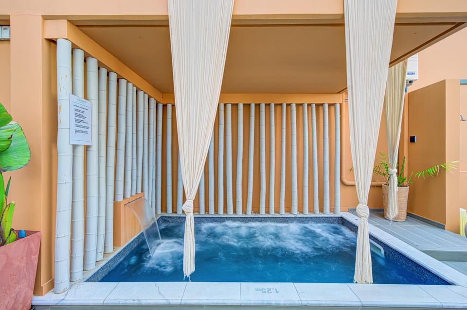 Hot Tub, Swimming pool