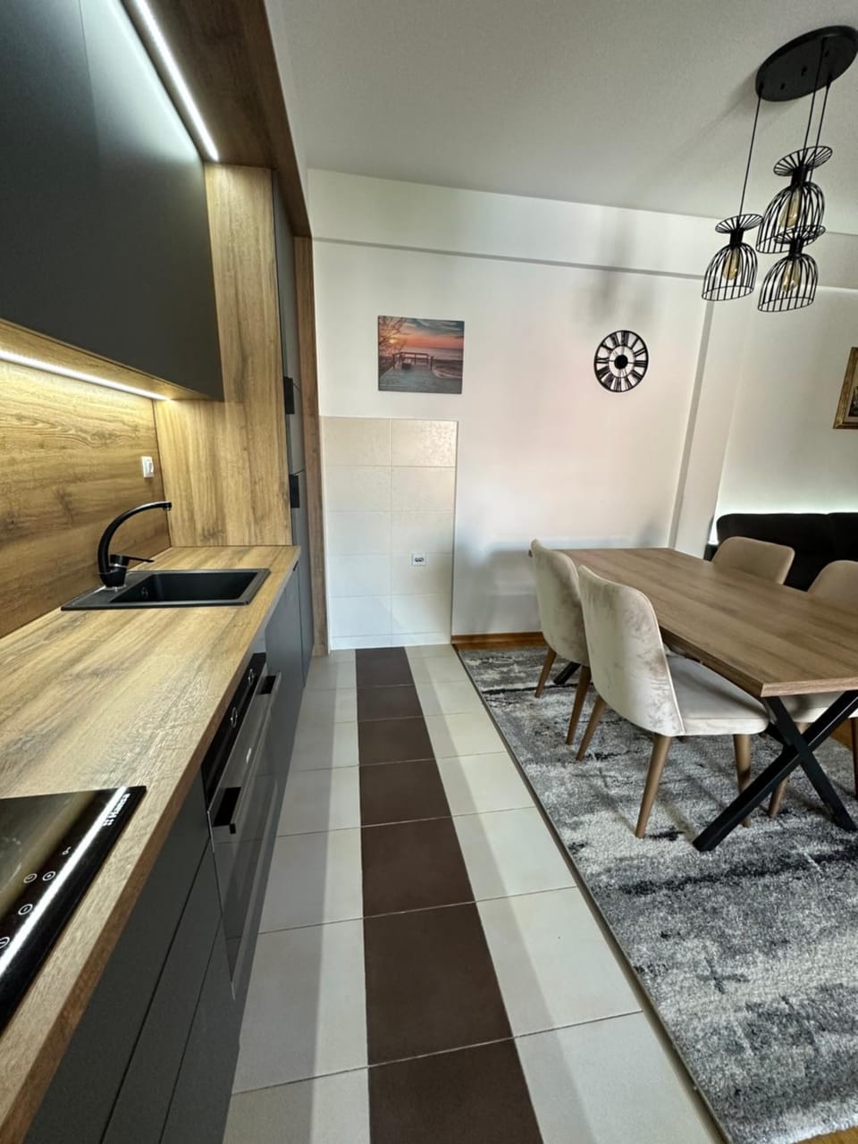 Kitchen or kitchenette, Dining area
