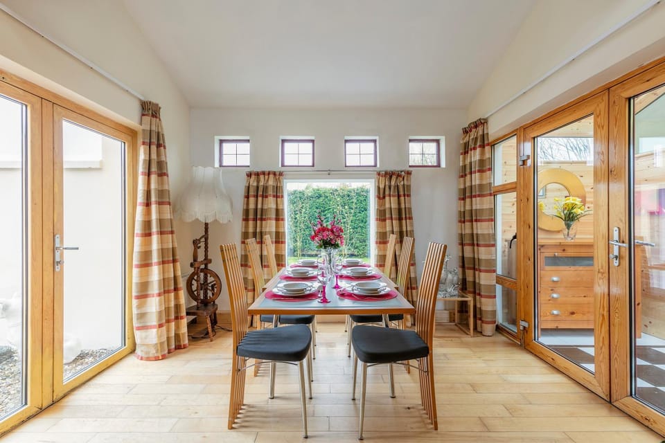 Photo of the whole room, Garden view