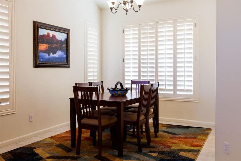 Gated Ocotillo house, pool heater, BBQ, golf views House in Chandler