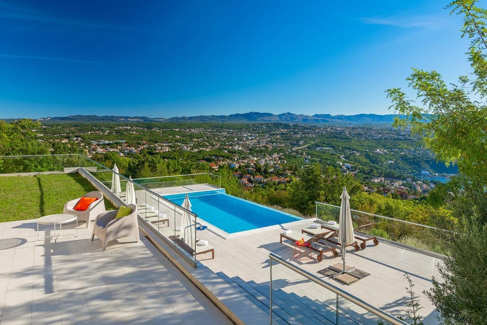 Patio, Natural landscape, View (from property/room), Balcony/Terrace, Mountain view, Pool view, Swimming pool, sunbed