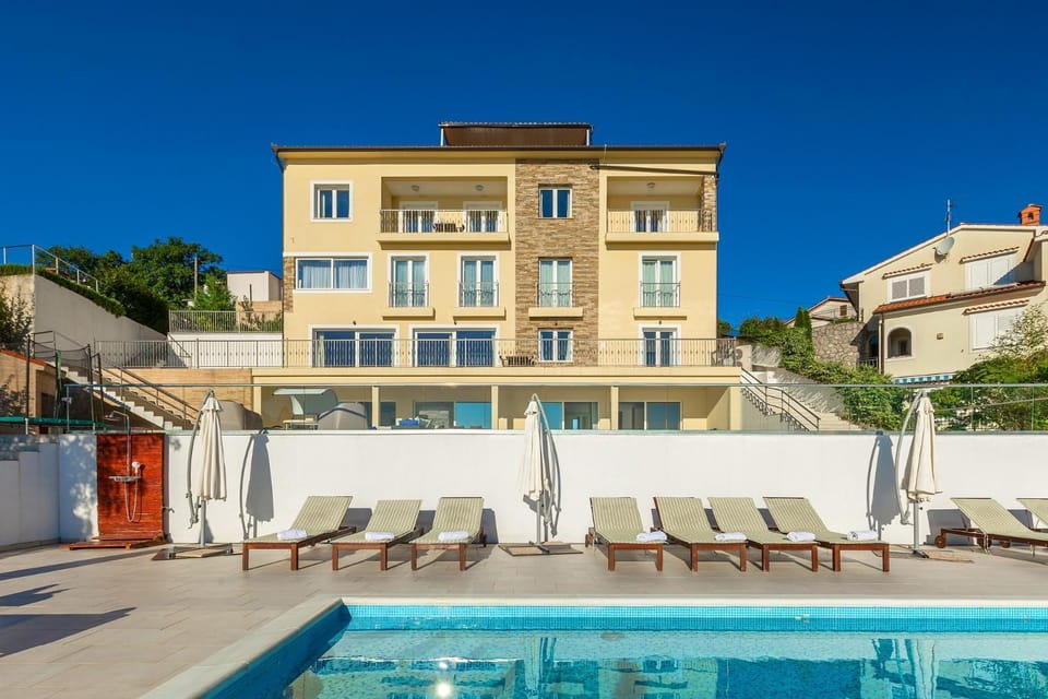 Property building, Swimming pool, sunbed