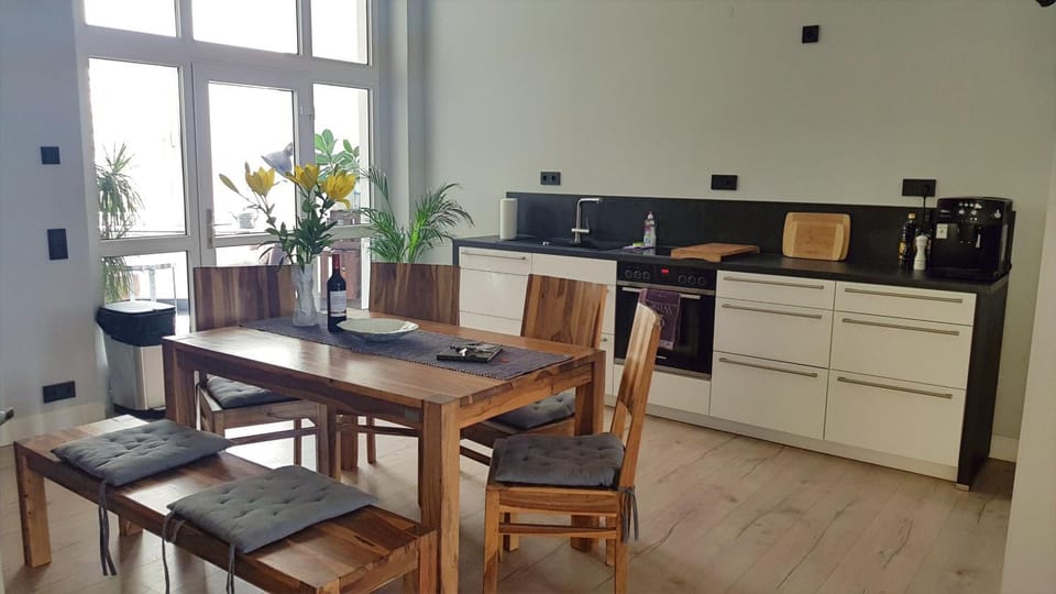 Coffee/tea facilities, Kitchen or kitchenette, Dining area