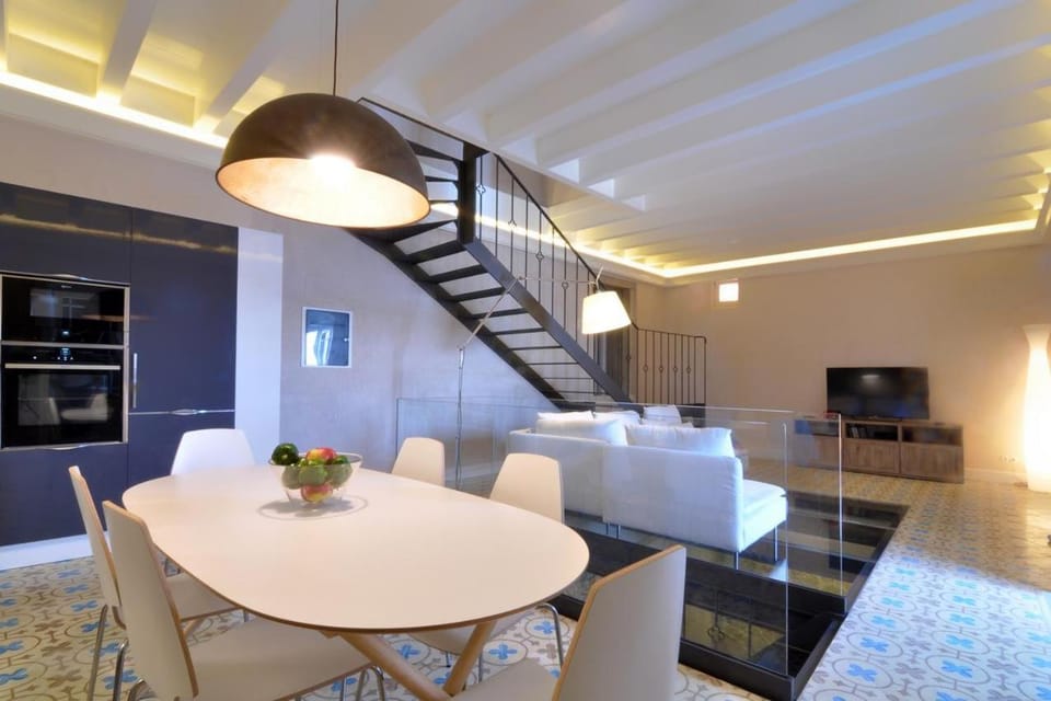 TV and multimedia, Kitchen or kitchenette, Living room, Seating area, Dining area