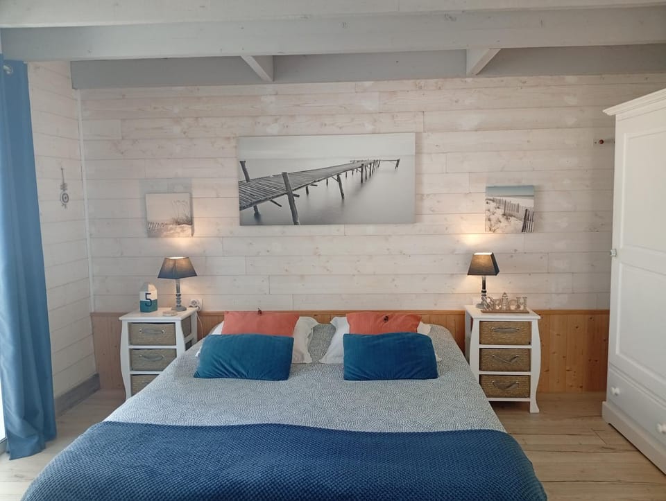 LES PIEDS DANS L'EAU Bed and Breakfast in Normandy