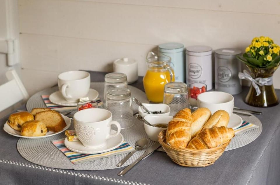 LES PIEDS DANS L'EAU Bed and Breakfast in Normandy