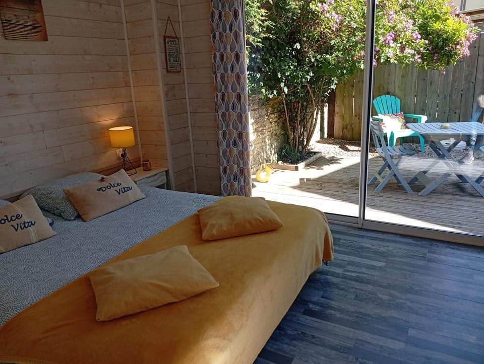 LES PIEDS DANS L'EAU Bed and Breakfast in Normandy