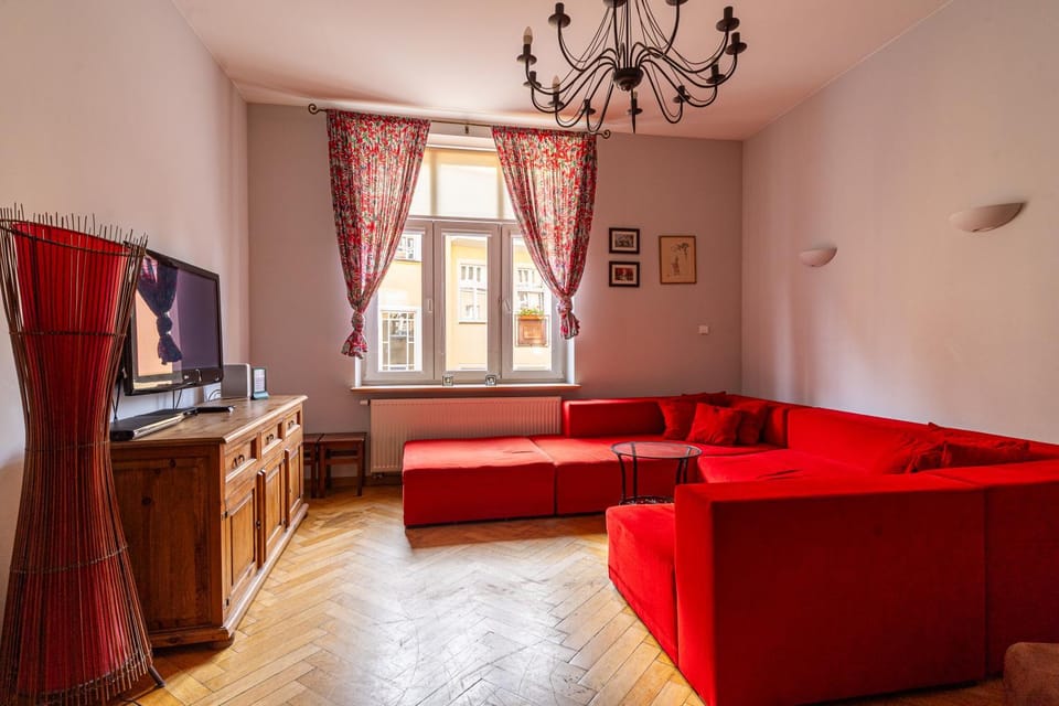 TV and multimedia, Living room, Seating area, Evening entertainment