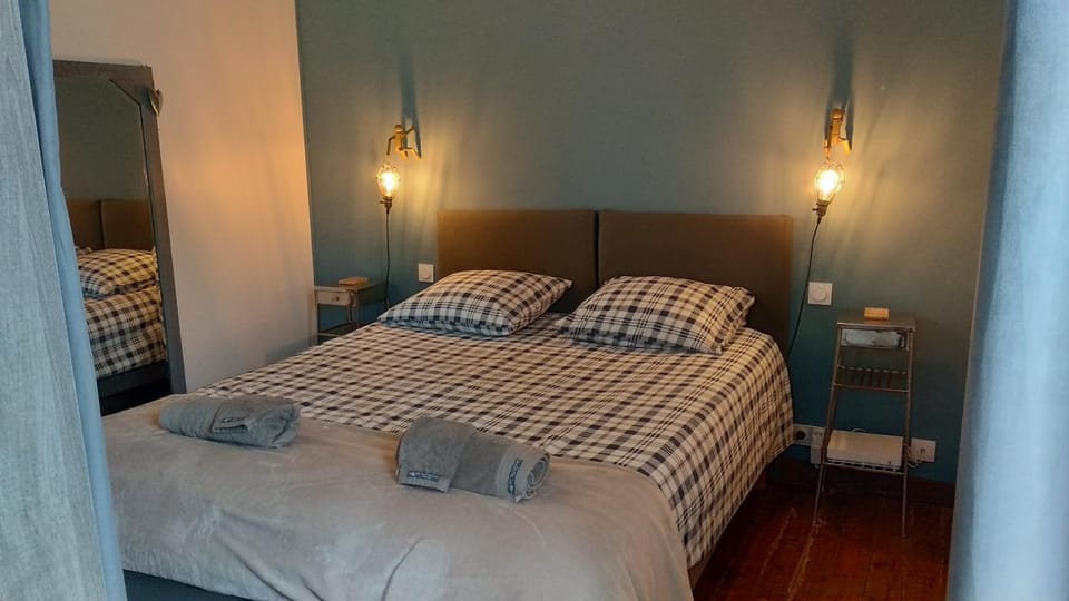 Bed, Night, Photo of the whole room, Bedroom, fireplace, towels