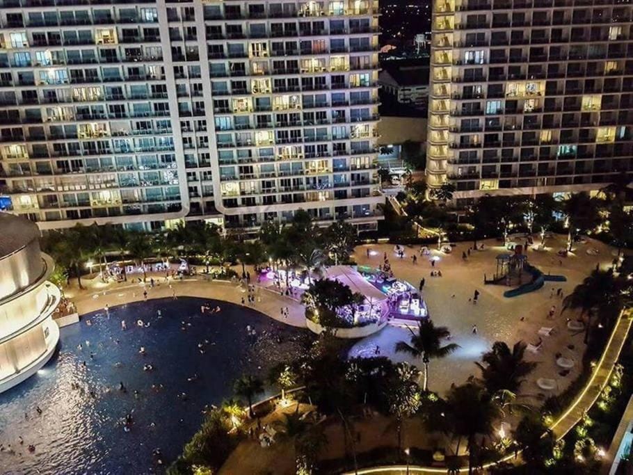 Azure C7 Balcony, Wifi, Near Mall Airport Apartment in Paranaque