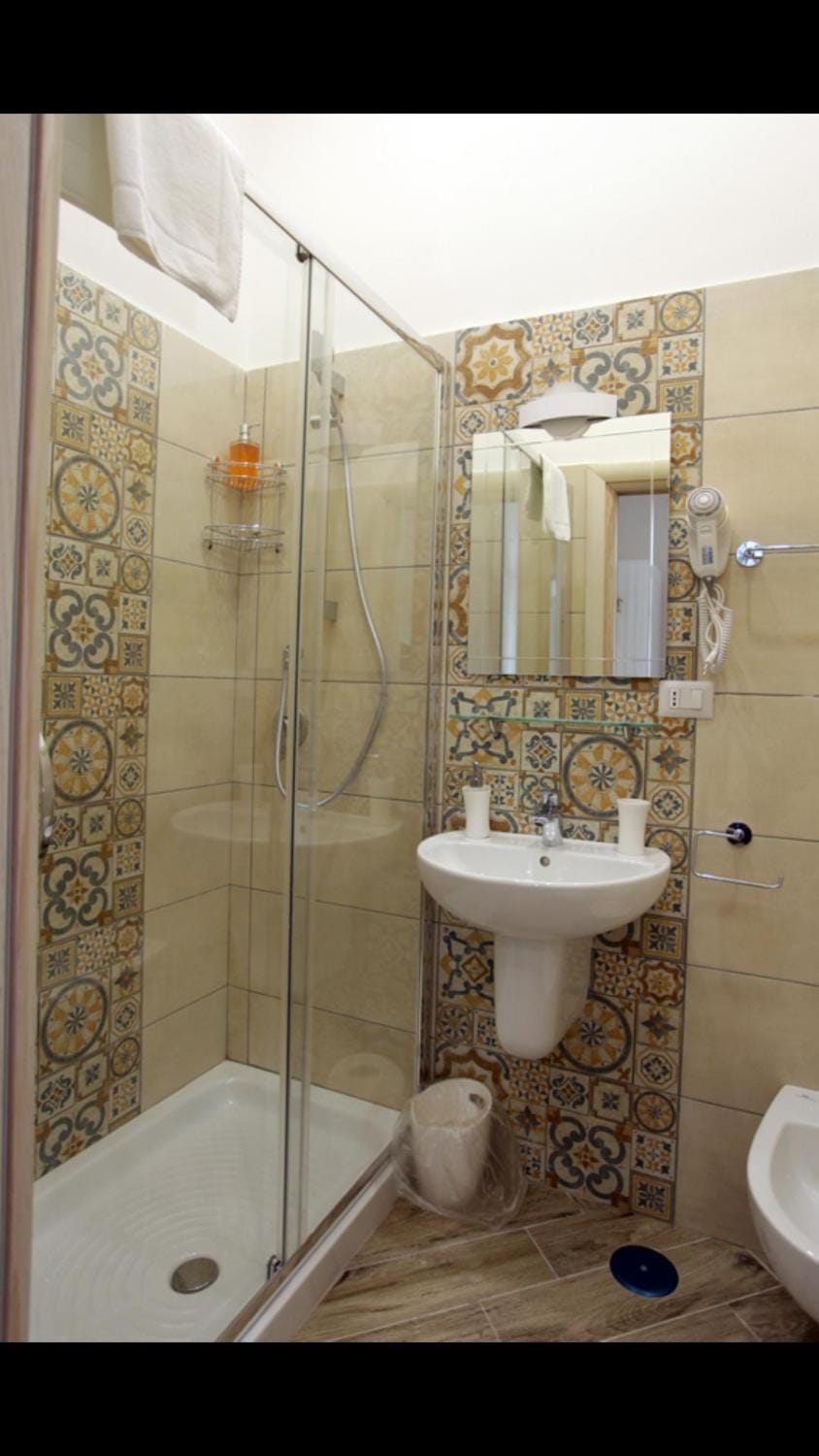 Shower, Toilet
