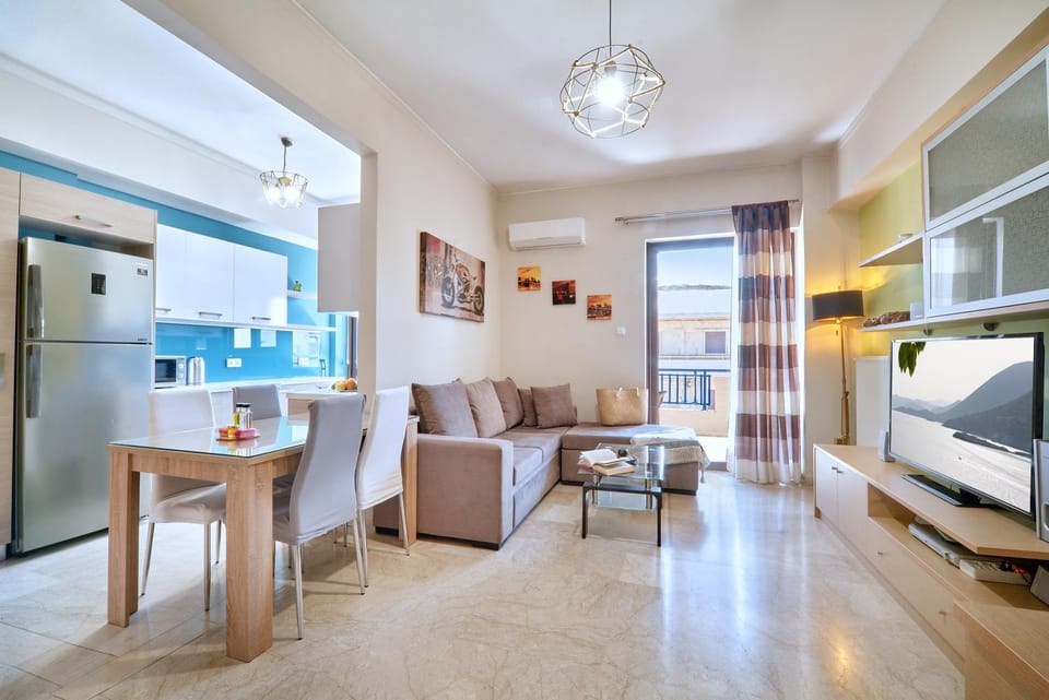 Property building, Restaurant/places to eat, Summer, TV and multimedia, Balcony/Terrace, Balcony/Terrace, Living room, Beach, City view, Breakfast, Time of day, Location