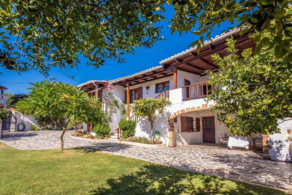 Property building, Facade/entrance, Garden, Garden view