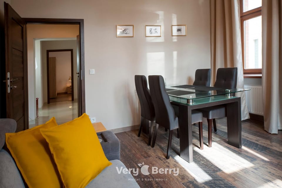 TV and multimedia, Seating area, Dining area