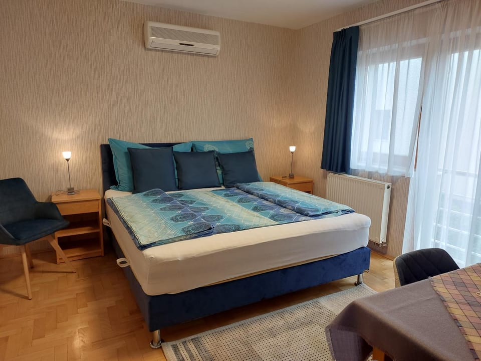 Photo of the whole room, air conditioner