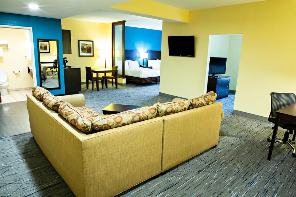 TV and multimedia, Living room, Photo of the whole room, Seating area, hair dresser