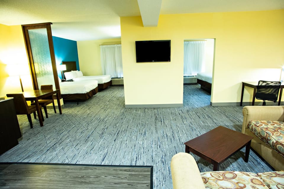 Communal lounge/ TV room, TV and multimedia, Living room, Seating area, Bedroom, hair dresser