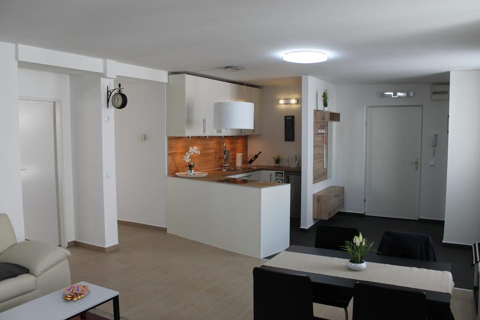 Kitchen or kitchenette, Seating area, Dining area