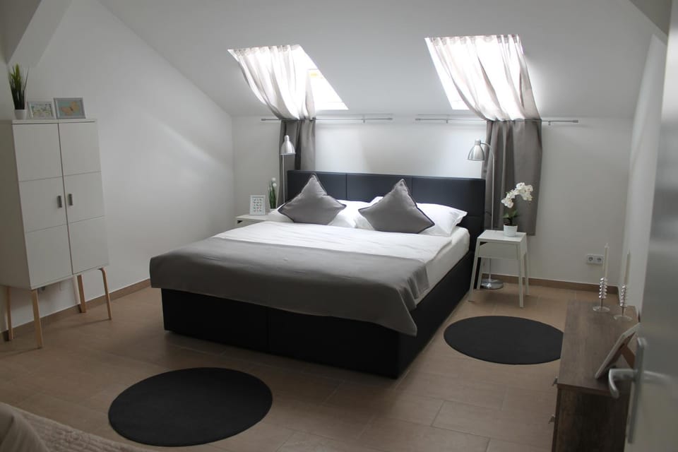 Bed, Photo of the whole room, Decorative detail, Bedroom
