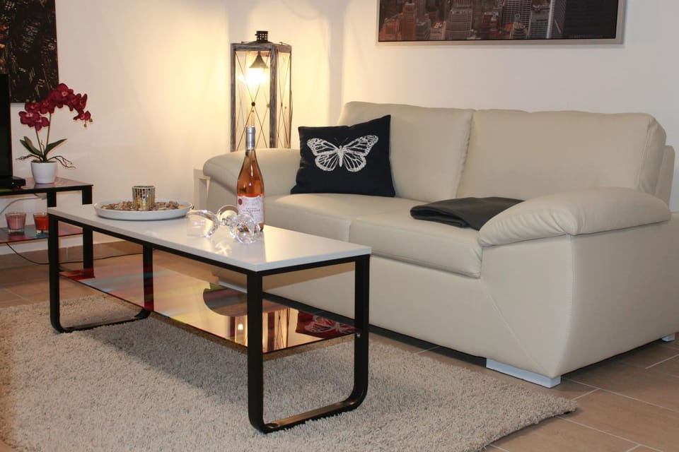 Living room, Photo of the whole room, Decorative detail