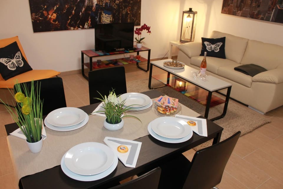 Living room, Photo of the whole room, Decorative detail, Dining area