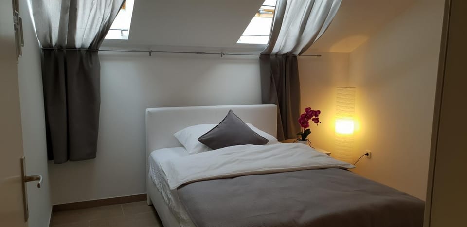 Bed, Other, Photo of the whole room, Decorative detail, Bedroom