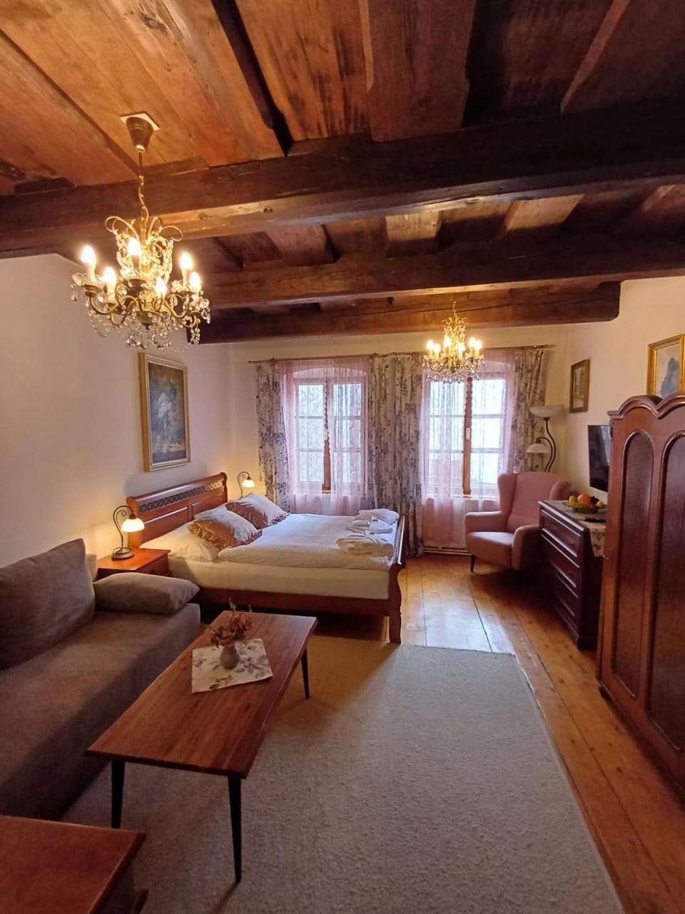 Bed, TV and multimedia, Living room, Photo of the whole room, Seating area