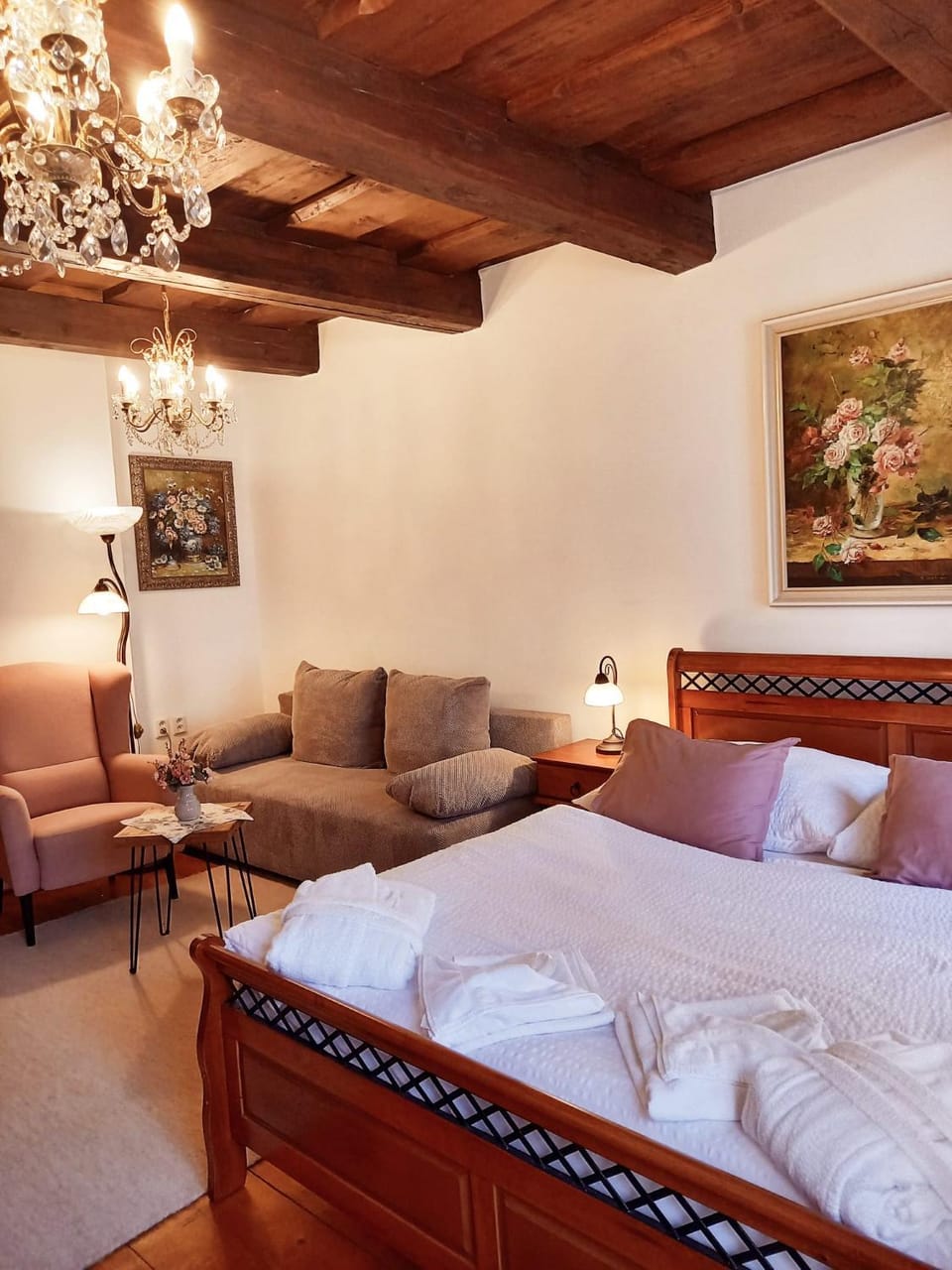 Bed, Living room, Photo of the whole room, Seating area