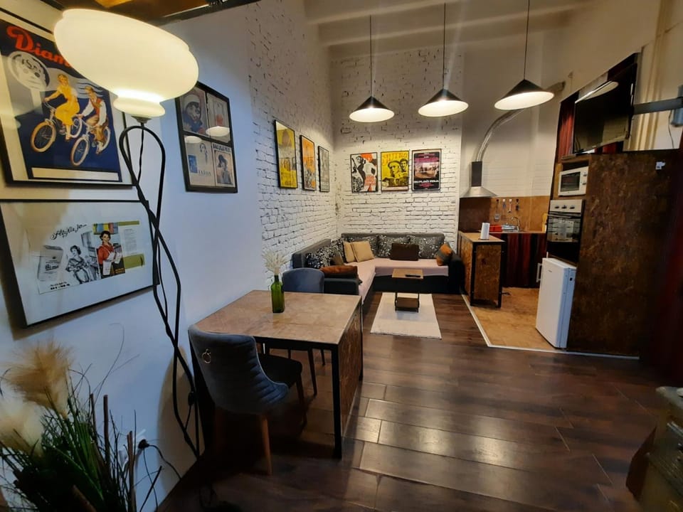 View (from property/room), Decorative detail, Dining area