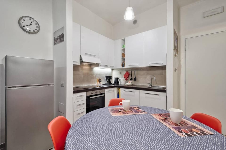 Coffee/tea facilities, Kitchen or kitchenette, Dining area, Lunch, Lunch, Dinner, Dinner