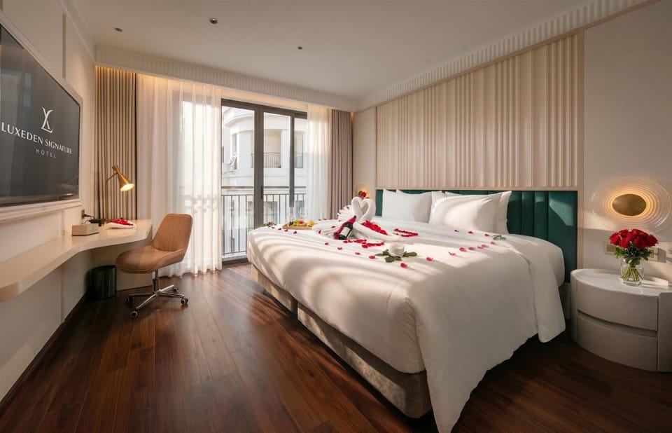Bed, TV and multimedia, Coffee/tea facilities, Living room, Photo of the whole room, Business facilities, Seating area, Bedroom, Area and facilities, Sunrise, Sunset