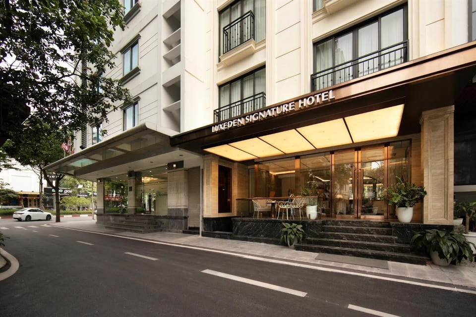 Property building, Facade/entrance, Day, Lobby or reception