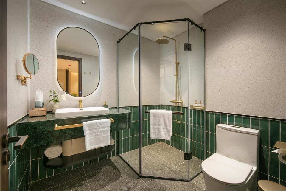 Shower, Toilet, Bathroom, towels
