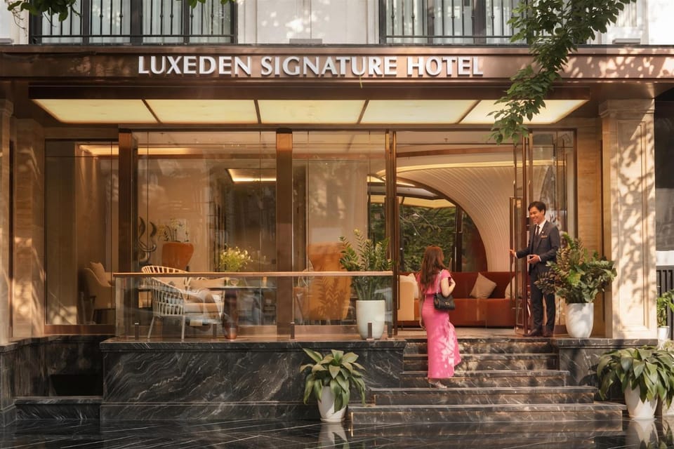 Facade/entrance, Day, People, View (from property/room), Lobby or reception, group of guests