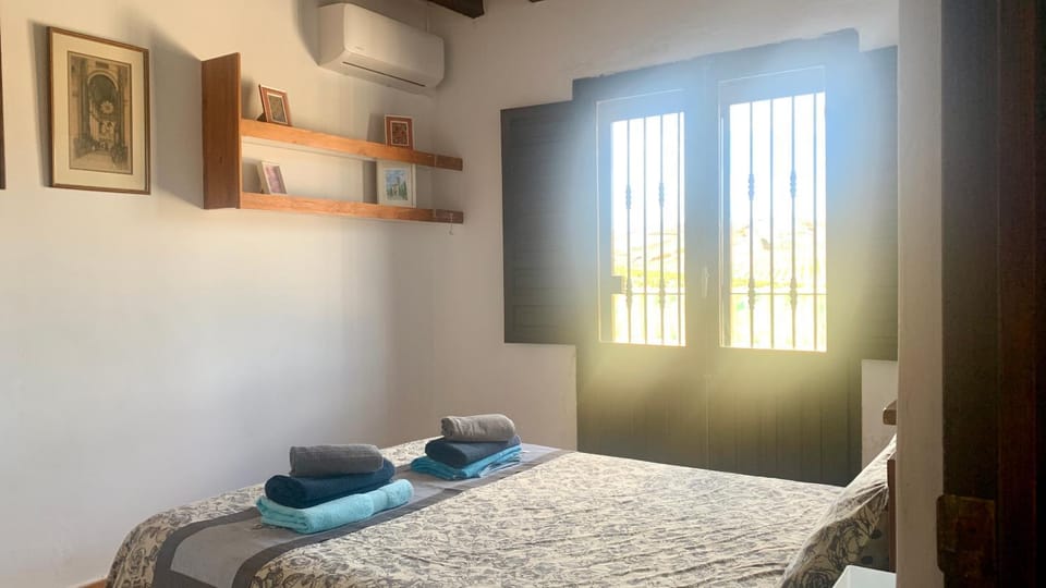 Bed, Bedroom, towels, air conditioner