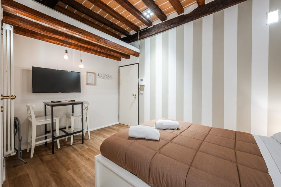 Bed, TV and multimedia, Photo of the whole room, Evening entertainment, Bedroom, towels