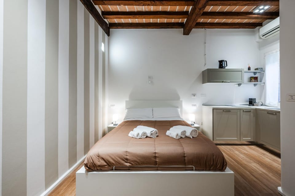 Bed, Kitchen or kitchenette, Photo of the whole room, Bedroom, towels