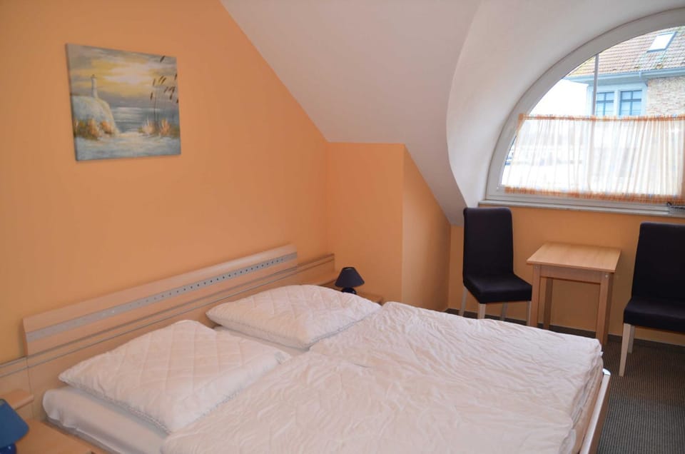 Bed, Photo of the whole room, Seating area, Bedroom