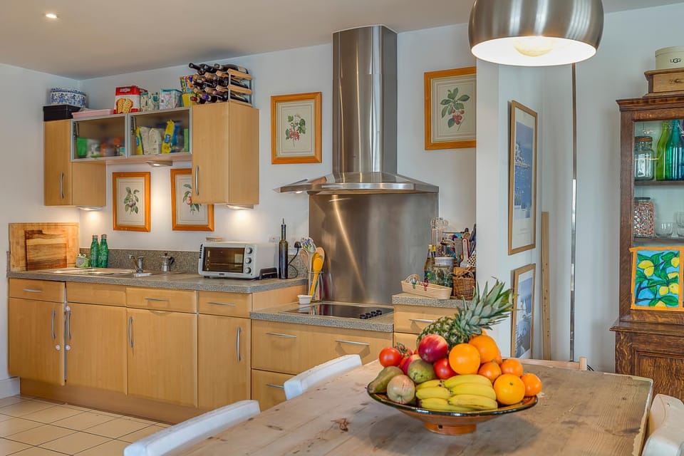 Coffee/tea facilities, Kitchen or kitchenette, Dining area