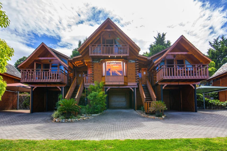 Property building, Day, Garden, Garden view, Parking